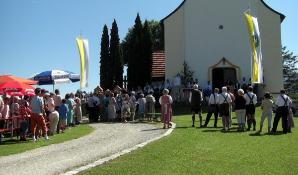 Messe vor der Kapelle St.Peter